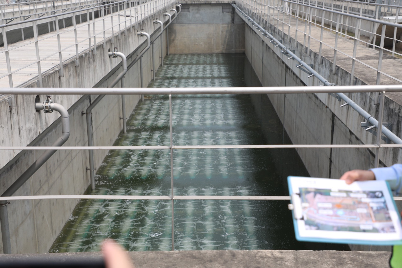 “Nhà máy xử lý nước thải Yên Xá được sử dụng công nghệ truyền thống sẽ mang đến tính an toàn của công trình, chi phí vận hành thấp. Xử lý bằng công nghệ sinh học hiếu khí, qua đó các sinh vật sẽ tiêu hóa các chất hữu cơ trả lại nguồn nước sạch, công nghệ này được ứng dụng hầu hết ở các nhà máy Nhật Bản. Khi nước thải ra có thể nhìn thấy cá bơi lội, thậm chí cá có thể ăn những vi sinh có lợi trong nước. Nước sau khi được xử lý, nếu muốn tái sử dụng làm nước sinh hoạt sẽ thêm các công nghệ xử lý tiếp theo”, ông Kelgo Hatta chia sẻ.