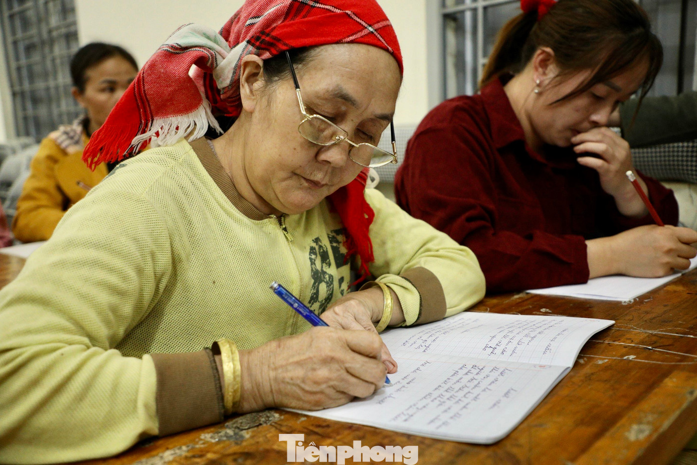 Mỗi người một độ tuổi, hoàn cảnh khác nhau dù chưa biết chữ, chưa thạo tiếng phổ thông nhưng họ đều có chung tinh thần hiếu học.