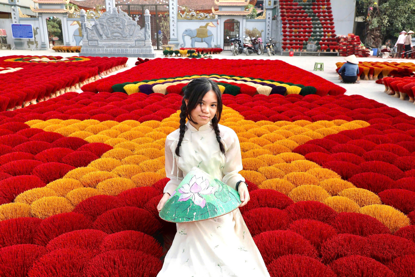 Cũng trong chuyến du lịch Việt Nam, ông Ben (ngoài cùng bên phải, hàng sau cùng của ảnh bên phải) cùng gia đình 8 người đến từ Malaysia cho biết: “Việt Nam là điểm đến đầu tiên trong chuyến du lịch này vì chúng tôi chưa từng ghé thăm trước đó. Văn hóa và phong cảnh ở đây thật đẹp, yên bình. Làng hương đã mang lại cho gia đình tôi những bức ảnh tuyệt vời, đẹp hơn rất nhiều so với những gì chúng tôi tưởng tượng. Trong chuyến đi này, chúng tôi tiếp tục khám phá các làng nghề, Vịnh Hạ Long và Sa Pa. Chúng tôi mong muốn được thưởng thức nhiều cảnh đẹp hơn nữa trong những ngày tới".