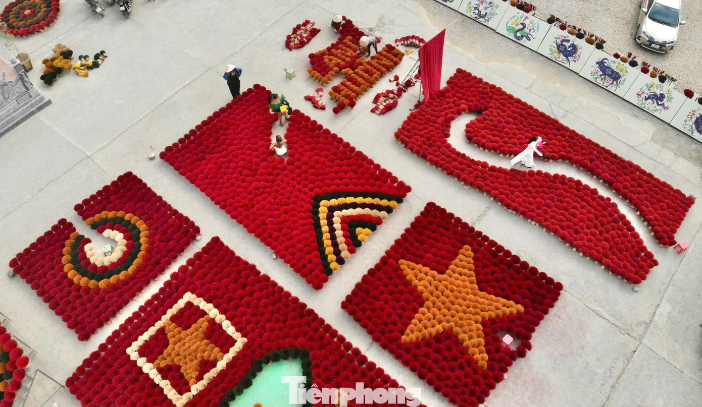 Không chỉ là làng nghề sản xuất, Quảng Phú Cầu giờ đây còn trở thành điểm đến yêu thích của du khách trong và ngoài nước. Nhiều hộ dân trong làng đã sáng tạo sắp xếp những bó chân hương thành hình bông hoa, ngôi sao hay bản đồ Việt Nam, vừa để quảng bá làng nghề, vừa tạo điểm check-in độc đáo cho du khách.