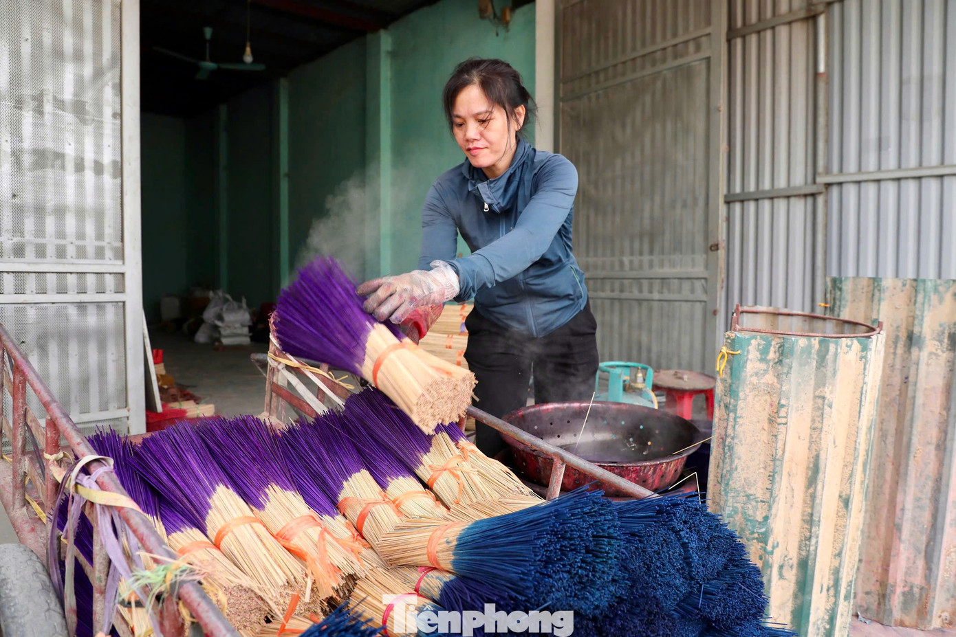 Chị Lê Thị Loan, chủ cơ sở An Loan chia sẻ: “Gia đình tôi có 10 nhân công cố định, tăng lên 15 người vào dịp Tết. Mỗi tháng sản xuất hơn 60 tấn tăm hương, dịp Tết hơn 100 tấn, giá 20.000 đồng/kg. Hơn 10 năm qua, chúng tôi sử dụng máy sấy để đảm bảo chất lượng sản phẩm, không lo bị mốc hay lên xấu màu".