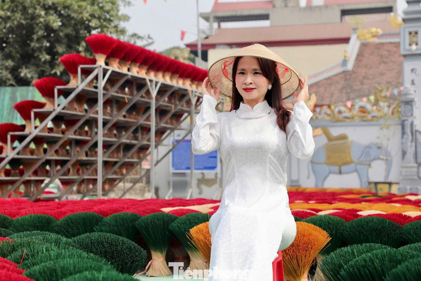 Chị Lê Hồng Hạnh (quận Hai Bà Trưng, Hà Nội) chia sẻ đây là lần đầu chị tới làng hương Quảng Phú Cầu. Để lưu giữ kỷ niệm, nhóm của chị đã thuê một thợ chụp ảnh đồng hành. "Khung cảnh ở đây thật đặc biệt, sắc màu rực rỡ của những bó chân hương khiến tôi cảm nhận không khí Tết đang đến gần. Ngoài ra, chúng tôi muốn trải nghiệm nét đẹp văn hóa truyền thống trong nghề làm tăm hương", chị Hạnh chia sẻ.