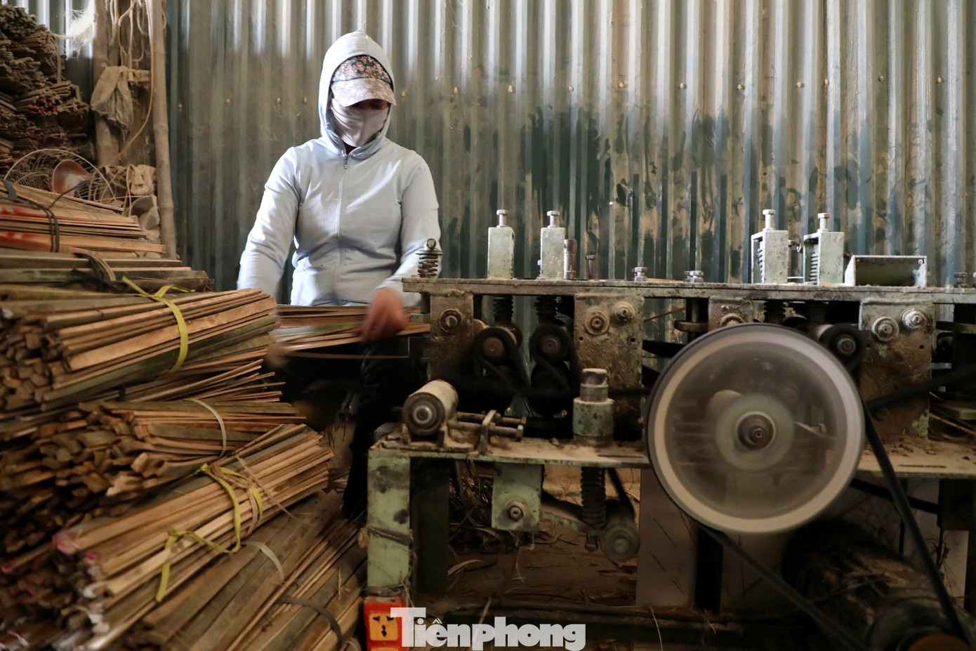 Những ngày cận Tết, các hộ làm tăm hương ở Quảng Phú Cầu trở nên bận rộn hơn bao giờ hết. Để kịp đáp ứng nhu cầu thị trường tăng vọt, hầu hết gia đình đều phải tăng cường nhân công, huy động cả người lớn lẫn trẻ nhỏ vào công việc. Khắp các xưởng, không khí lao động trở nên hối hả, máy móc hoạt động hết công suất.