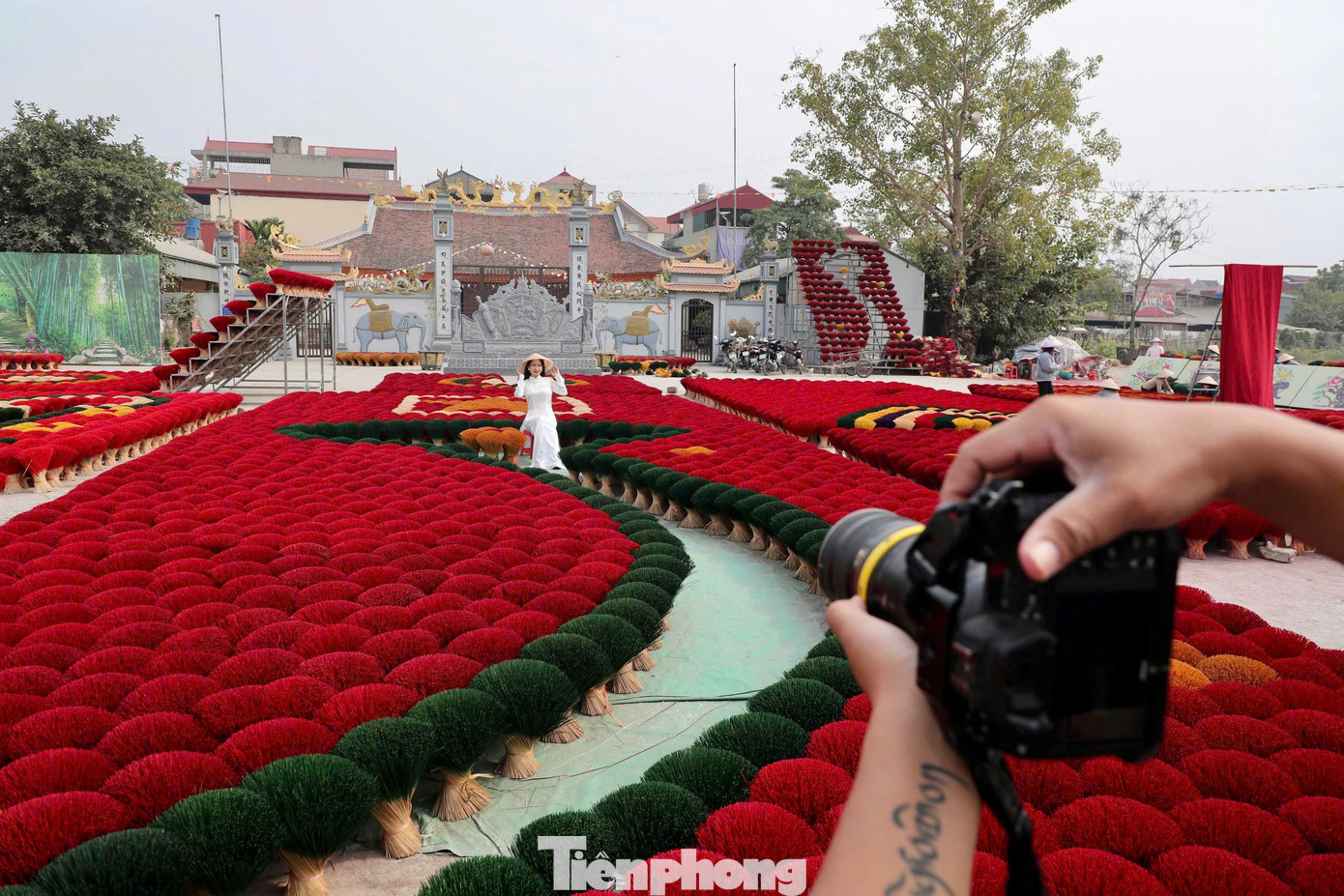 Sân đình làng hương là một trong những địa điểm thu hút nhất. Dưới ánh nắng, những bó chân hương rực sắc đỏ xòe tròn, tạo nên khung cảnh sống động.