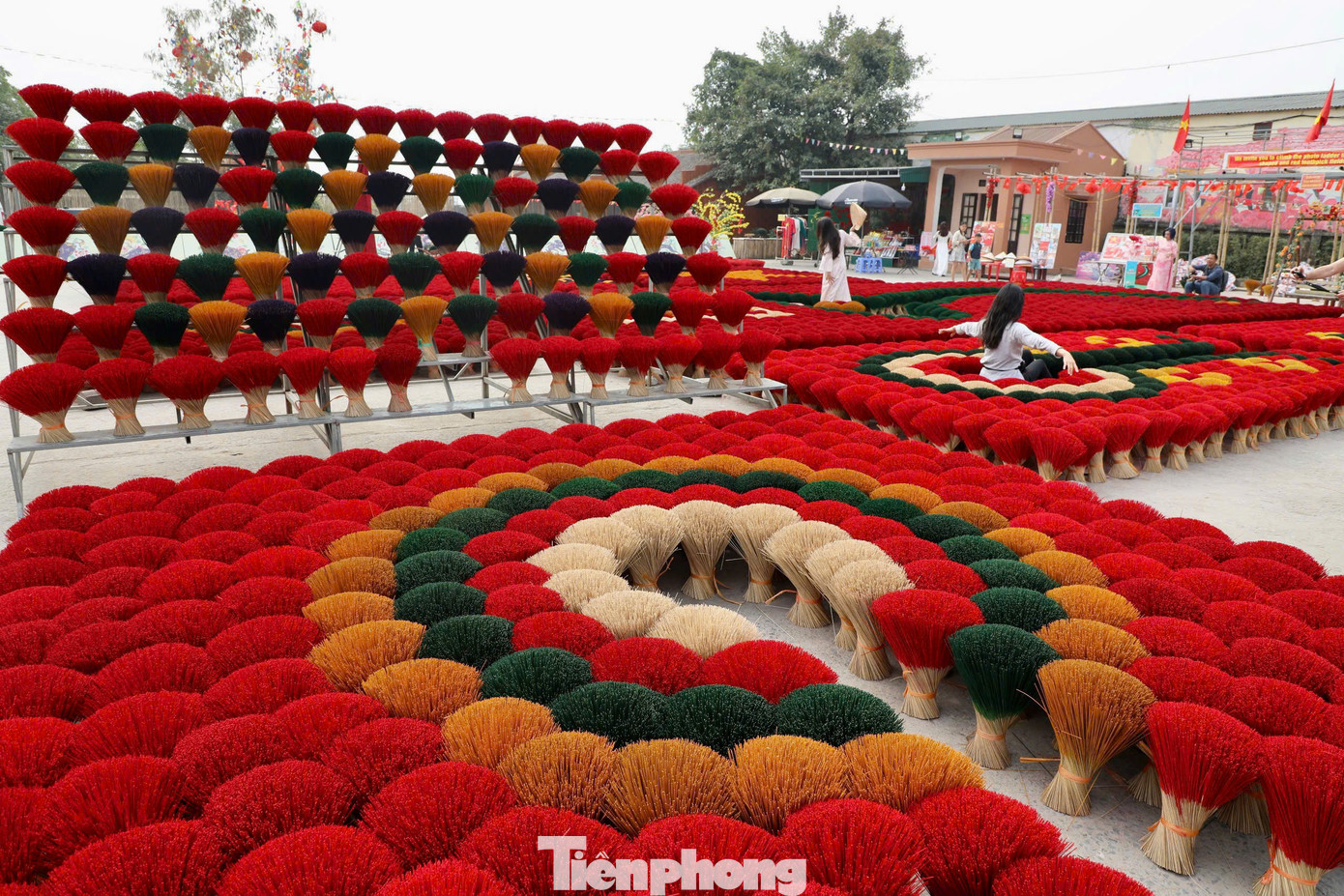 Làng hương Quảng Phú Cầu nổi danh với nghề sản xuất tăm hương hàng trăm năm qua. Nơi đây sản xuất và cung ứng hương đến khắp các tỉnh thành trên cả nước cũng như xuất khẩu đến nhiều quốc gia trên thế giới như Anh, Ấn Độ, Trung Quốc, Malaysia… Ngày 27/12 làng hương Quảng Phú Cầu chính thức được công nhận là điểm du lịch thành phố.