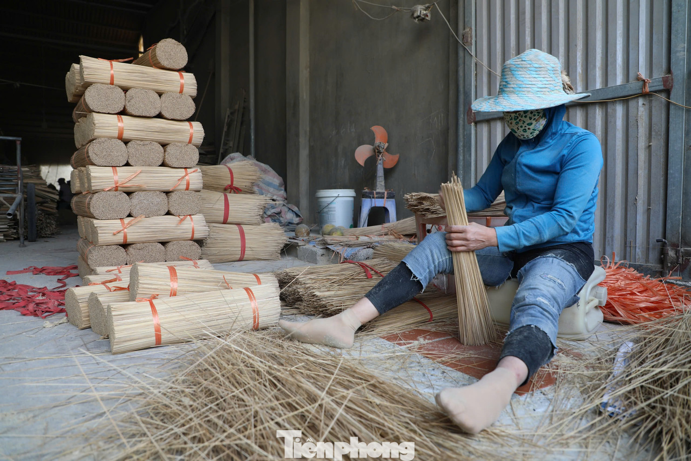 Chị Nguyễn Thị Tuyết (công nhân của cơ sở An Loan) chia sẻ: “Mỗi ngày, chúng tôi làm từ 6h30 sáng đến 18h, dịp Tết có khi phải tăng ca đến 21h để kịp tiến độ sản xuất. Thu nhập mỗi người tùy vào sản lượng làm được. Tăng ca dịp này giúp chúng tôi có thêm thu nhập để sắm sửa Tết".