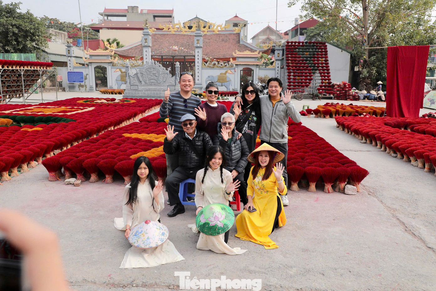 Cũng trong chuyến du lịch Việt Nam, ông Ben (ngoài cùng bên phải, hàng sau cùng của ảnh bên phải) cùng gia đình 8 người đến từ Malaysia cho biết: “Việt Nam là điểm đến đầu tiên trong chuyến du lịch này vì chúng tôi chưa từng ghé thăm trước đó. Văn hóa và phong cảnh ở đây thật đẹp, yên bình. Làng hương đã mang lại cho gia đình tôi những bức ảnh tuyệt vời, đẹp hơn rất nhiều so với những gì chúng tôi tưởng tượng. Trong chuyến đi này, chúng tôi tiếp tục khám phá các làng nghề, Vịnh Hạ Long và Sa Pa. Chúng tôi mong muốn được thưởng thức nhiều cảnh đẹp hơn nữa trong những ngày tới".