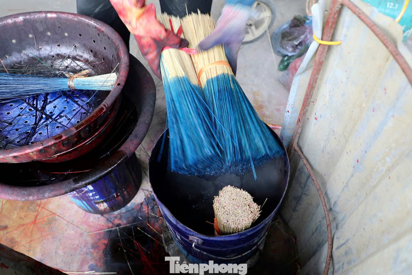 Chị Lê Thị Loan, chủ cơ sở An Loan chia sẻ: “Gia đình tôi có 10 nhân công cố định, tăng lên 15 người vào dịp Tết. Mỗi tháng sản xuất hơn 60 tấn tăm hương, dịp Tết hơn 100 tấn, giá 20.000 đồng/kg. Hơn 10 năm qua, chúng tôi sử dụng máy sấy để đảm bảo chất lượng sản phẩm, không lo bị mốc hay lên xấu màu".