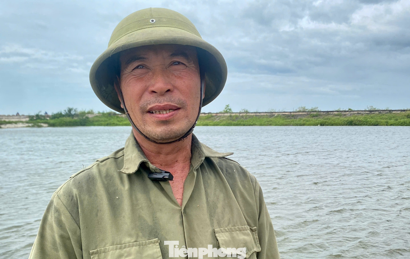 Ông Bùi Văn Yên có diện tích hơn 7 héc ta nuôi hàu chìm tại xã Nam Thanh cho biết, nhờ có sự chuẩn bị tốt và nước không dâng cao nên mức độ thiệt hại là rất nhỏ.