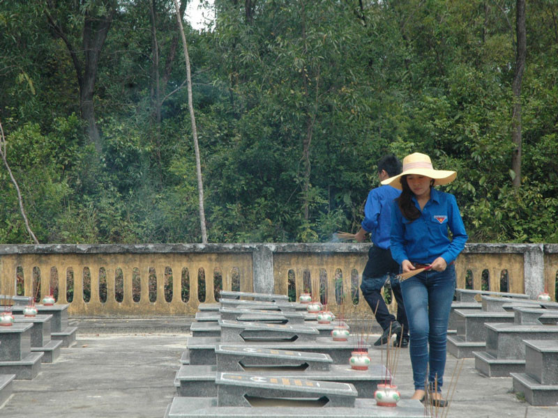 Thanh niên Cienco 5 thắp hương cho những người đi trước