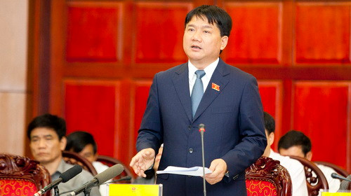 Bộ trưởng Bộ Giao thông vận tải Đinh La Thăng trả lời các câu hỏi của các đại biểu - Ảnh: Nguyễn Khánh (Tuổi Trẻ)