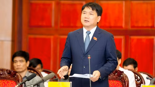 Bộ trưởng Bộ Giao thông vận tải Đinh La Thăng trả lời các câu hỏi của các đại biểu - Ảnh: Nguyễn Khánh (Tuổi Trẻ)