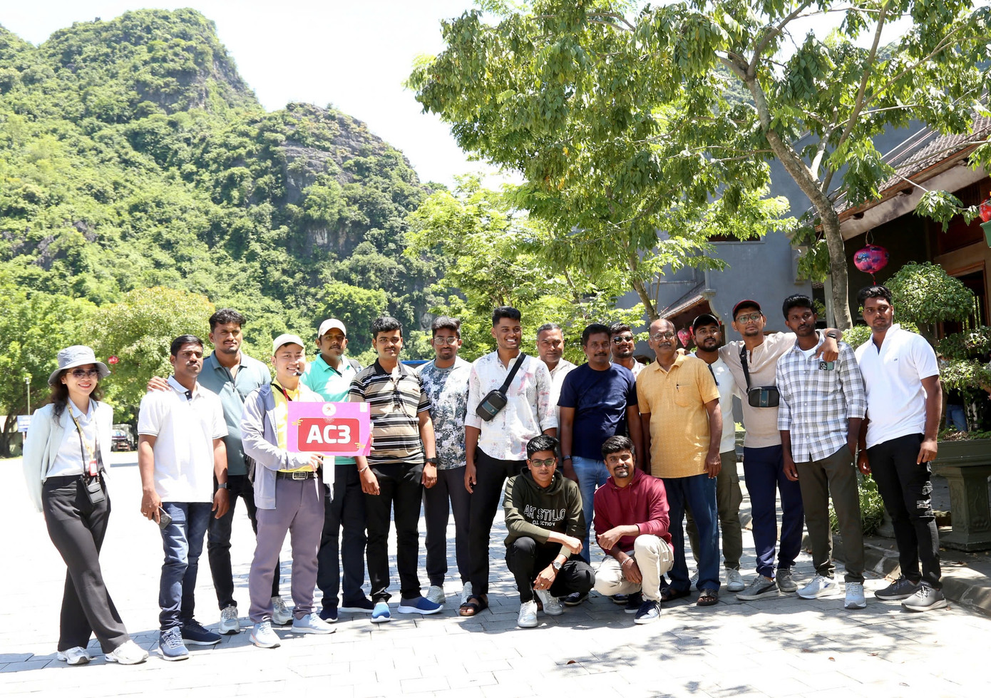 Du khách Ấn Độ tại bến thuyền Tràng An. Du khách Ấn Độ tại bến thuyền Tràng An.