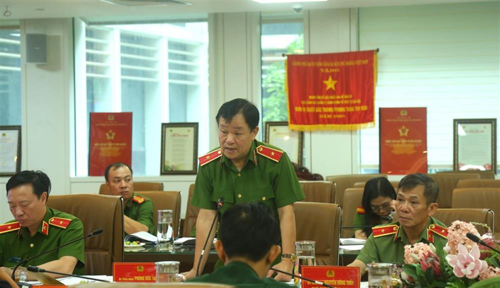 Thiếu tướng Phùng Đức Thắng, Phó Cục trưởng Cục Cảnh sát Quản lý hành chính về trật tự xã hội, Bộ Công an điều hành tham luận. Ảnh: BCA.