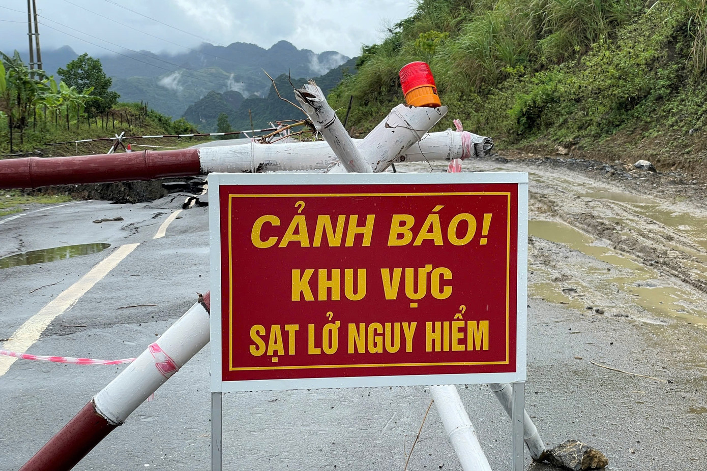 Tình trạng sạt lở đất xảy ra tại tỉnh lộ 435. Ảnh: T.B.