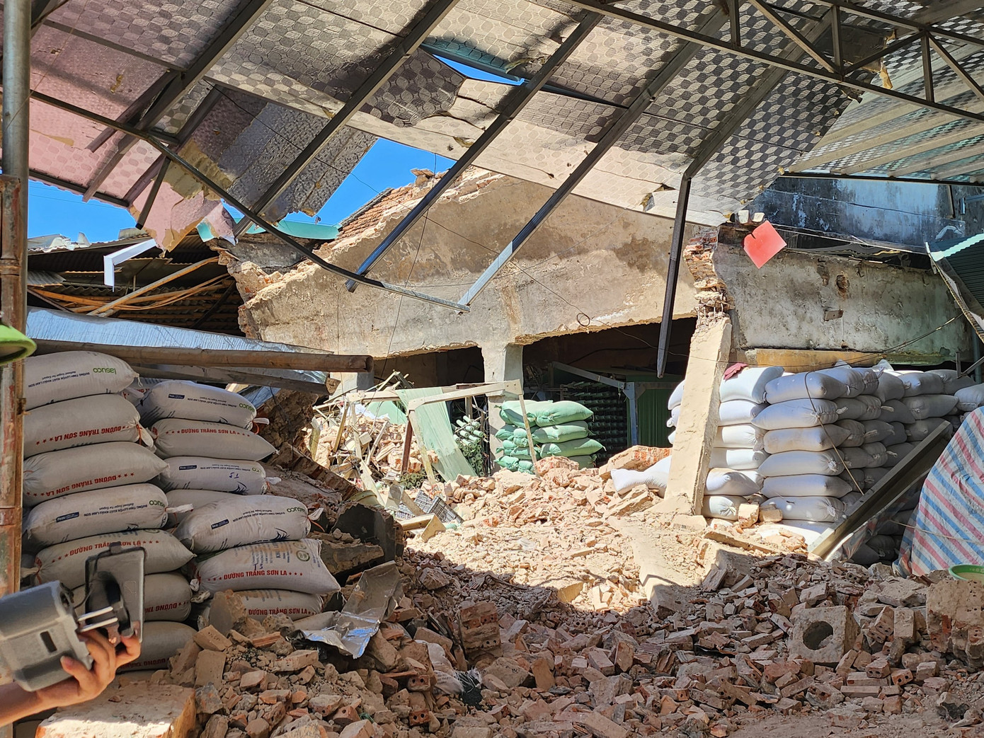 Hiện trường vụ sập nhà kho. Ảnh: T.B.