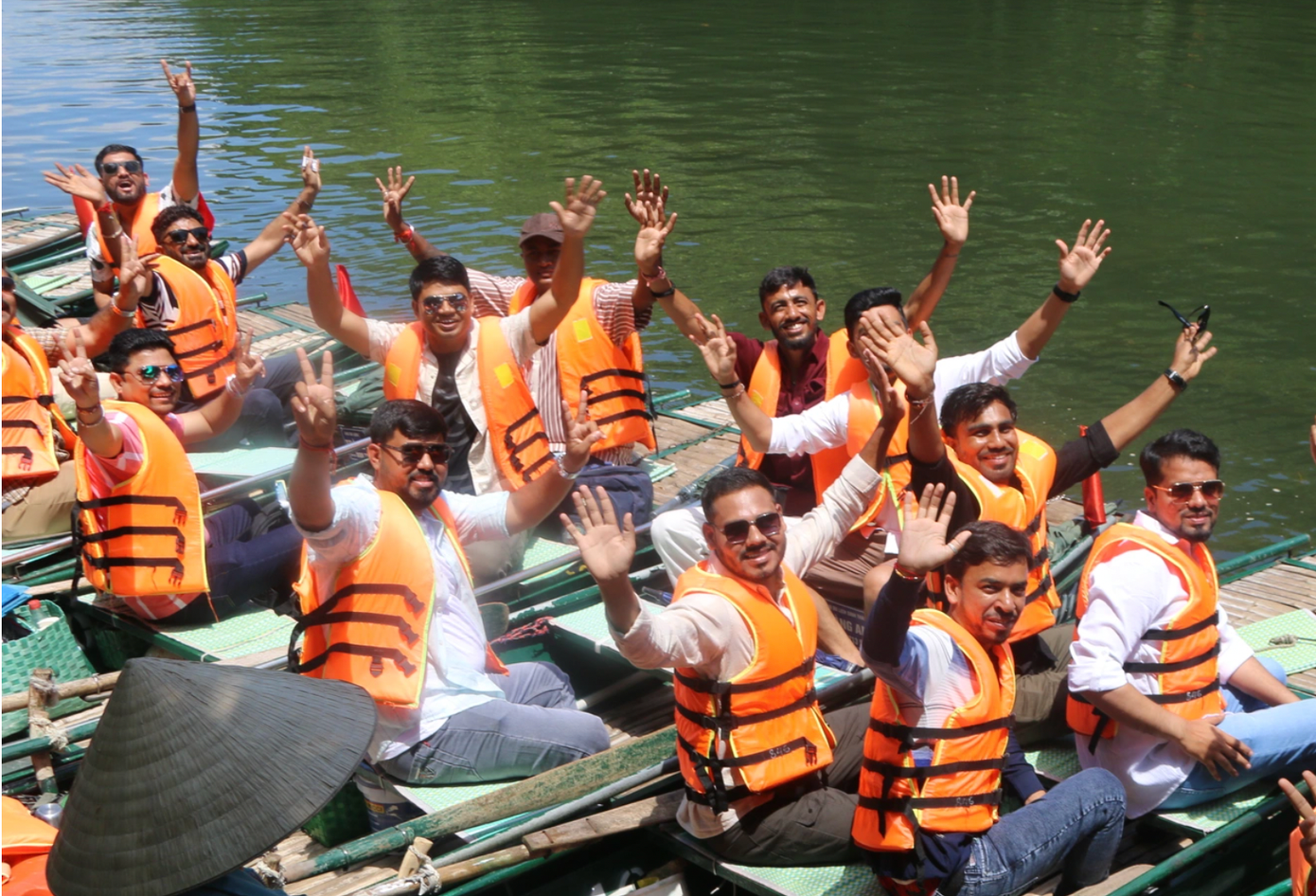 Đoàn khách hào hứng với vẻ đẹp của Tràng An. Đoàn khách hào hứng với vẻ đẹp của Tràng An.