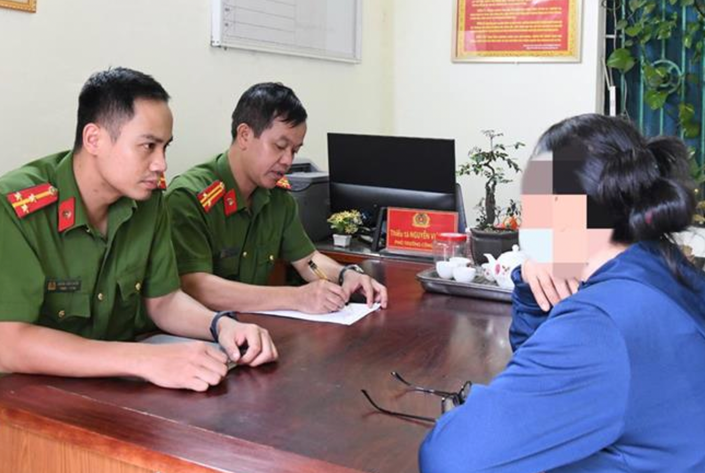 Cơ quan công an xác minh vụ việc, kịp thời giải thích, ngăn chặn để bà H không bị đối tượng xấu thực hiện hành vi lừa đảo.