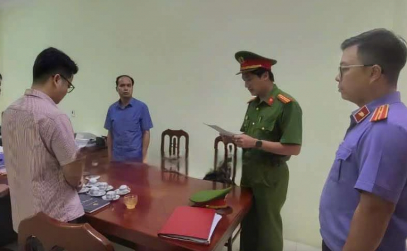 Cơ quan chức năng đọc lệnh bắt 1 trong bị can trong vụ án.