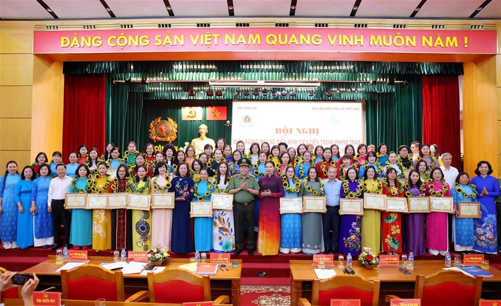 Thứ trưởng Lê Quốc Hùng và các đại biểu, tập thể, cá nhân điển hình tiên tiến tại Hội nghị. Thứ trưởng Lê Quốc Hùng và các đại biểu, tập thể, cá nhân điển hình tiên tiến tại Hội nghị.