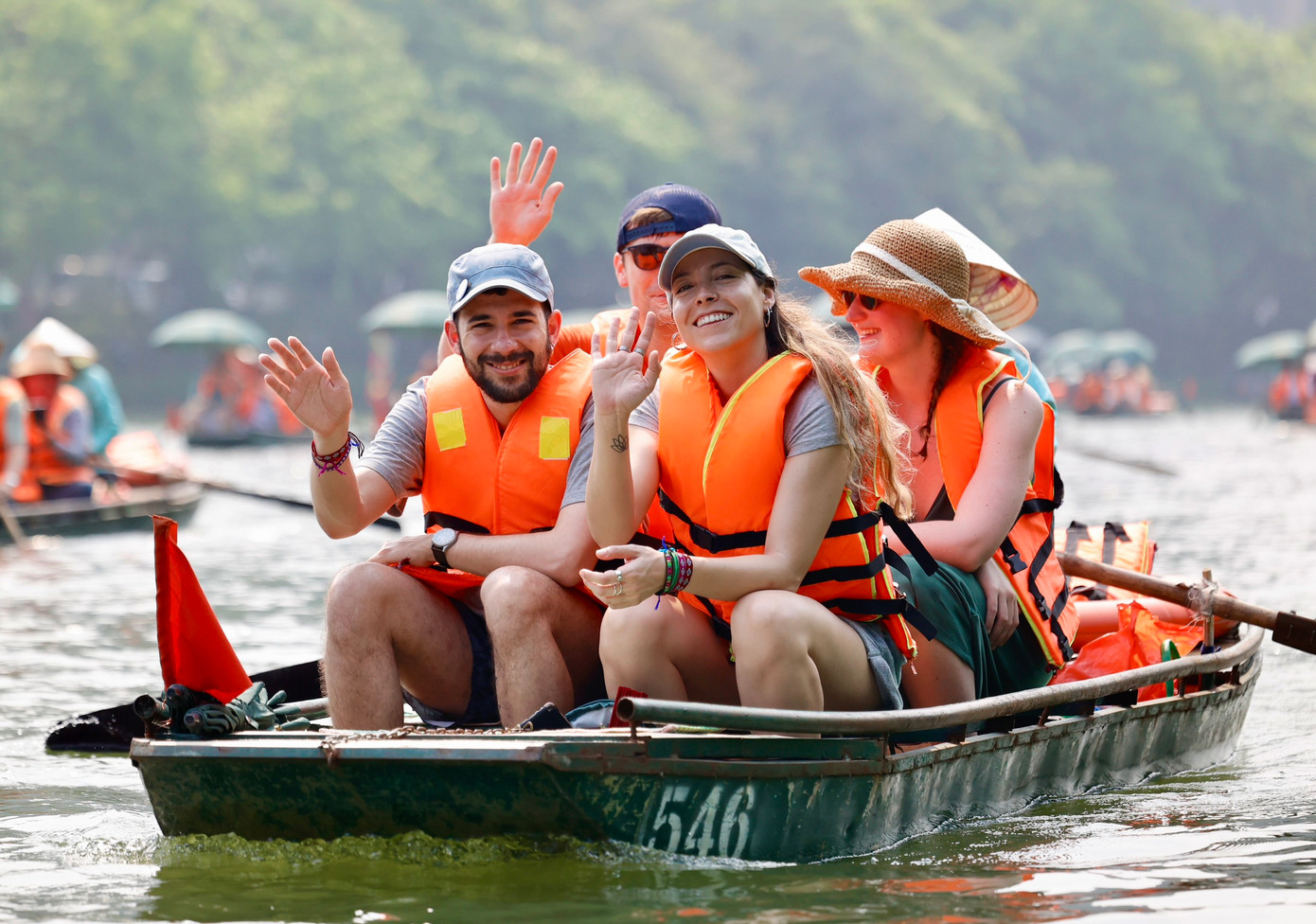 Du khách quốc tế thích thú với cảnh quan Tràng An. Ảnh: M.Đ. Du khách quốc tế thích thú với cảnh quan Tràng An. Ảnh: M.Đ.