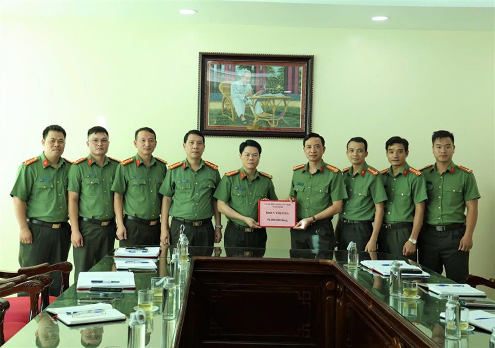 Giám đốc Công an tỉnh Nam Định thưởng nóng cho 2 đơn vị Phòng an ninh nội địa và Phòng an ninh điều tra Công an tỉnh.