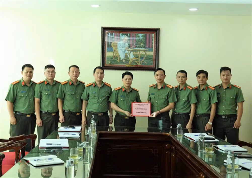 Giám đốc Công an tỉnh Nam Định thưởng nóng cho 2 đơn vị Phòng an ninh nội địa và Phòng an ninh điều tra Công an tỉnh.