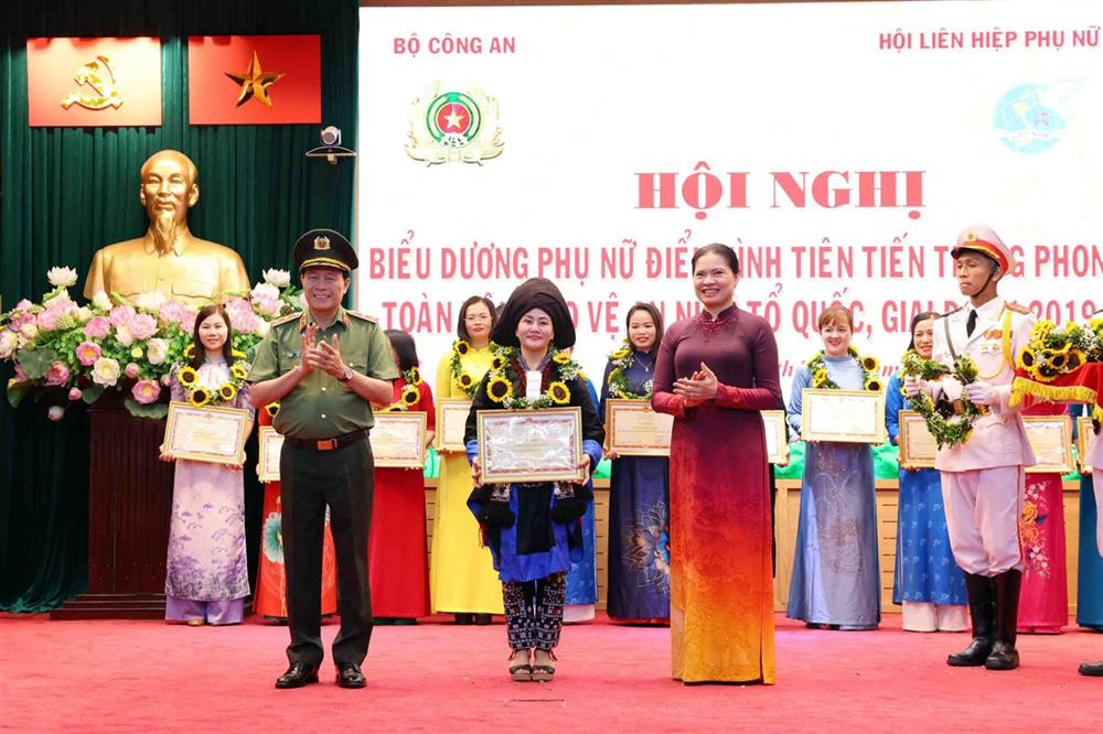 Thứ trưởng Lê Quốc Hùng và đồng chí Hà Thị Nga trao Bằng khen của Bộ Công an và hoa tặng các tập thể, cá nhân điển hình, tiên tiến trong phong trào toàn dân bảo vệ ANTQ giai đoạn 2019 – 2024. Thứ trưởng Lê Quốc Hùng và đồng chí Hà Thị Nga trao Bằng khen của Bộ Công an và hoa tặng các tập thể, cá nhân điển hình, tiên tiến trong phong trào toàn dân bảo vệ ANTQ giai đoạn 2019 – 2024.