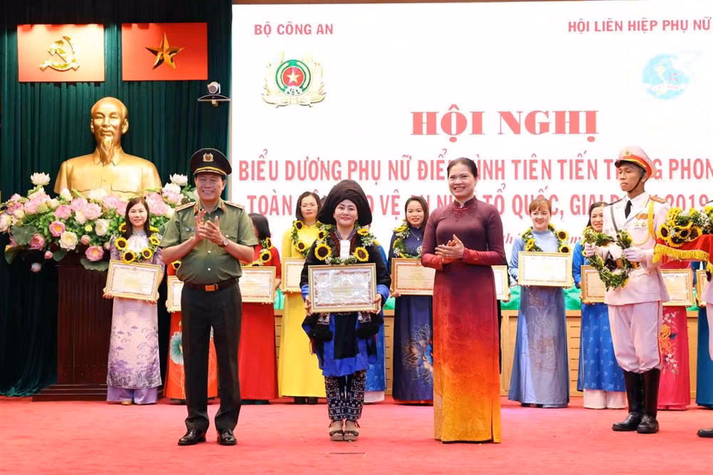 Thứ trưởng Lê Quốc Hùng và đồng chí Hà Thị Nga trao Bằng khen của Bộ Công an và hoa tặng các tập thể, cá nhân điển hình, tiên tiến trong phong trào toàn dân bảo vệ ANTQ giai đoạn 2019 – 2024.