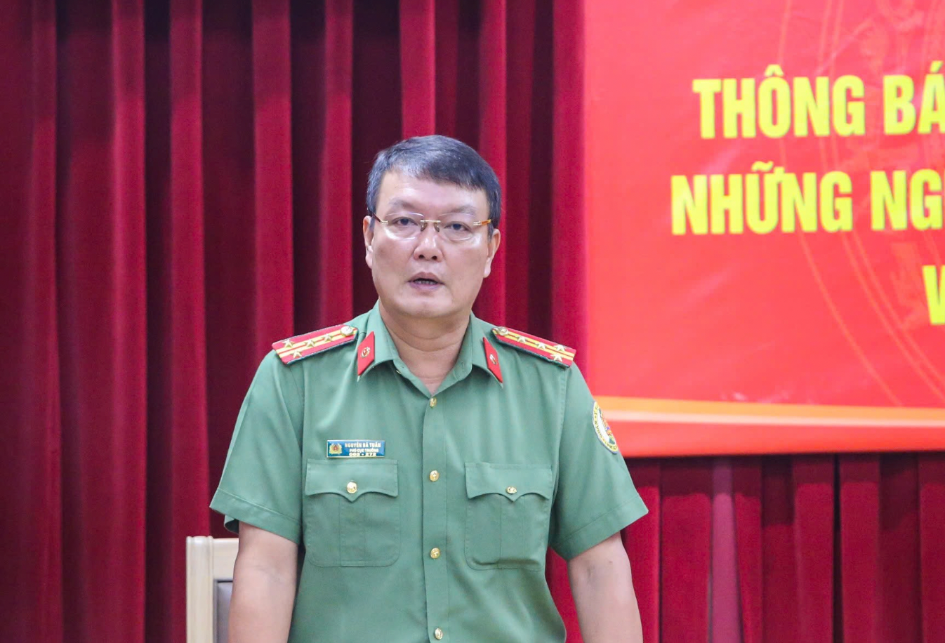 Đại tá Nguyễn Bá Tuấn, Phó Cục trưởng, Cục Quản lý xuất nhập cảnh, thông tin tại họp báo. Ảnh: Phạm Nam.