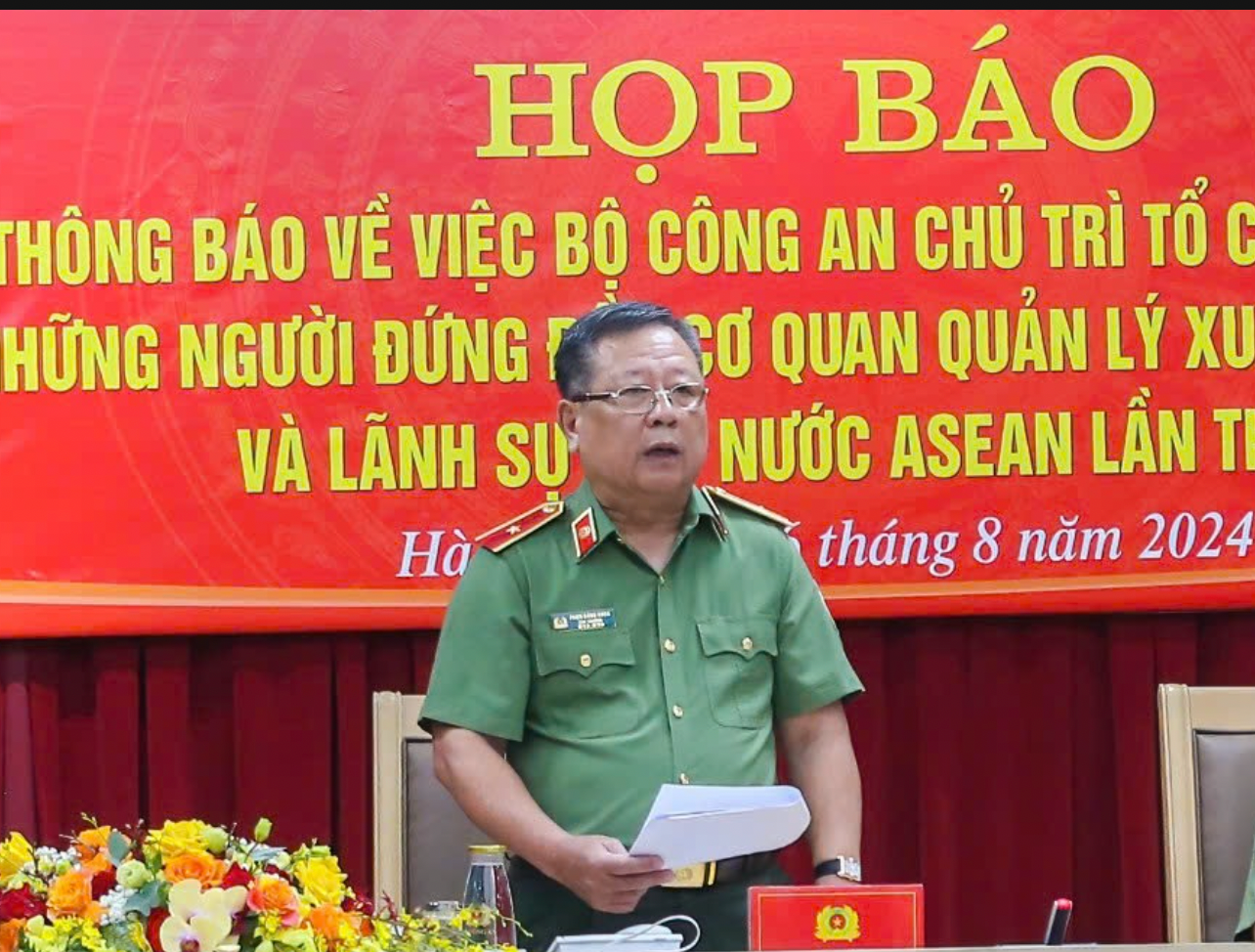 Thiếu tướng Phạm Đăng Khoa, Cục trưởng Cục Quản lý xuất nhập cảnh, thông tin tại họp báo. Ảnh: Phạm Nam.