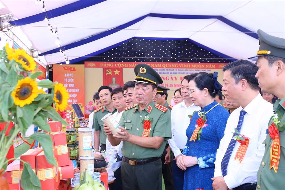 Thượng tướng Trần Quốc Tỏ, Thứ trưởng Bộ Công an tại Ngày hội toàn dân bảo vệ an ninh Tổ quốc ở Hà Nam. Thượng tướng Trần Quốc Tỏ, Thứ trưởng Bộ Công an tại Ngày hội toàn dân bảo vệ an ninh Tổ quốc ở Hà Nam.
