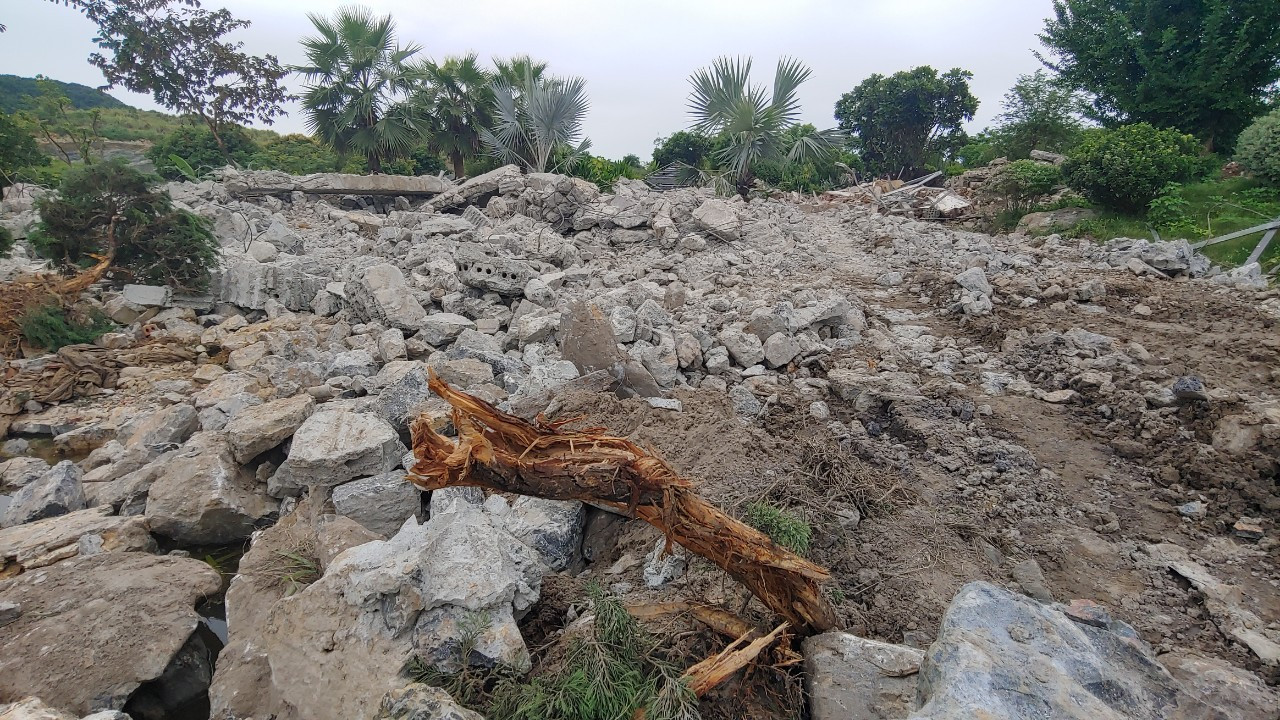 16 công trình vi phạm chỉ còn lại đống gạch đá. Ảnh: CTV