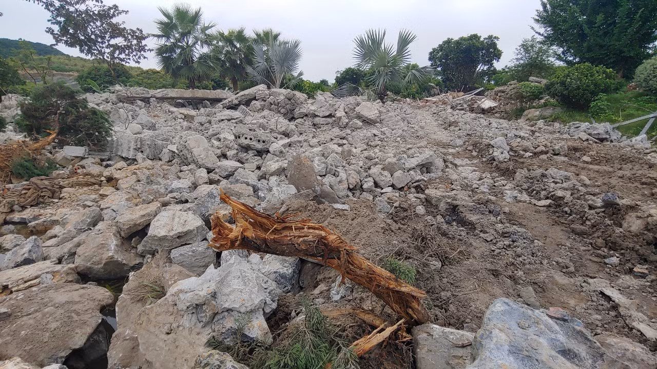 16 công trình vi phạm chỉ còn lại đống gạch đá. Ảnh: CTV 16 công trình vi phạm chỉ còn lại đống gạch đá. Ảnh: CTV