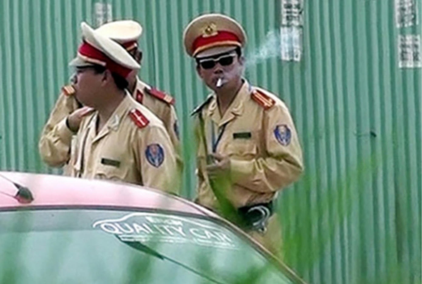 Cảnh sát không được đeo kính đen khi làm nhiệm vụ. Ảnh minh hoạ.