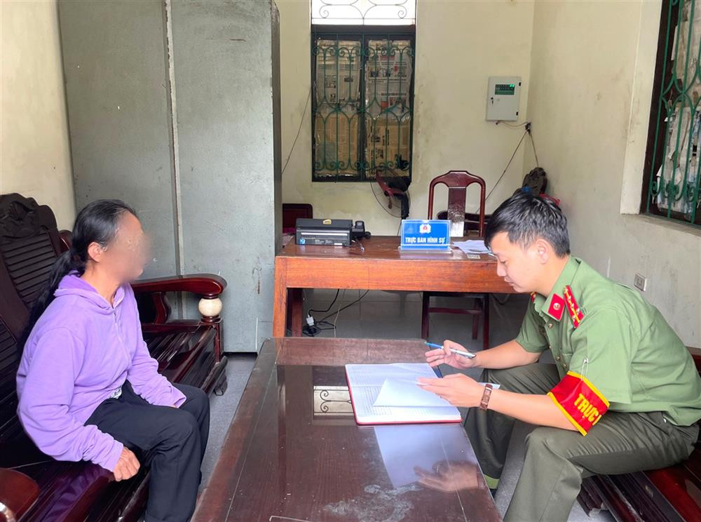 Cán bộ trực ban Công an huyện Thanh Ba giải thích với bà M về hành vi lừa đảo của các đối tượng. Cán bộ trực ban Công an huyện Thanh Ba giải thích với bà M về hành vi lừa đảo của các đối tượng.