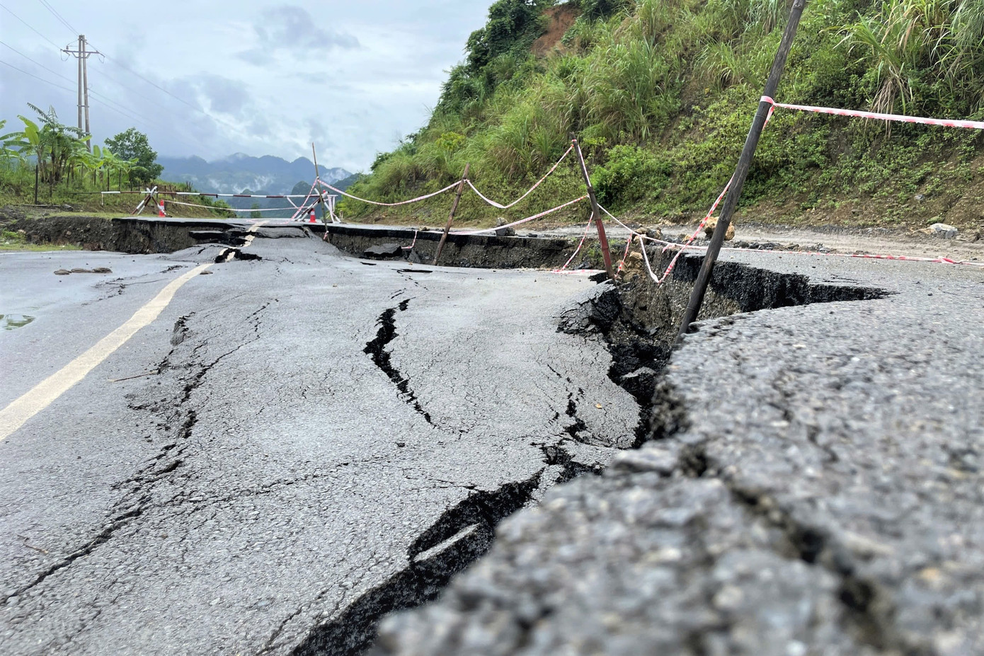 Mặt đường bị sụt lún nghiêm trọng. Ảnh: T.B.