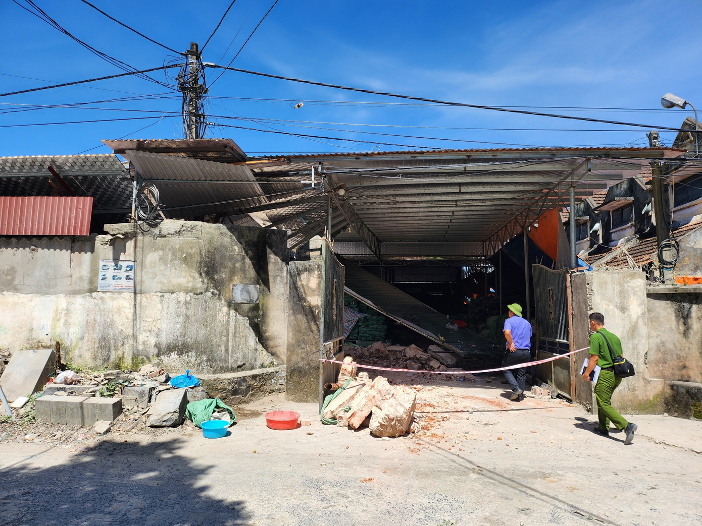 Lực lượng chức năng tại hiện trường vụ sập nhà kho. Ảnh: T.B