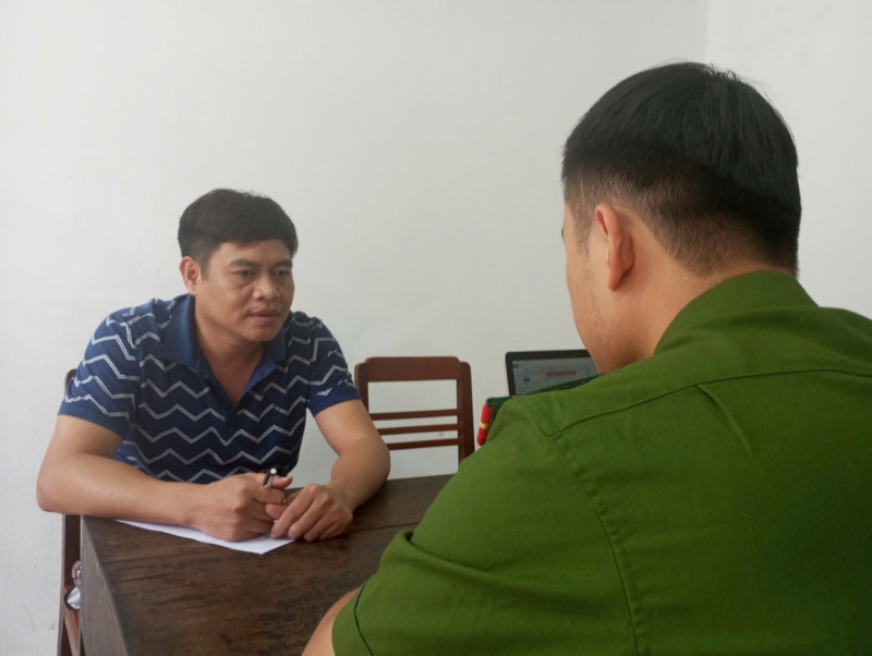 Tuấn tại cơ quan công an. Tuấn tại cơ quan công an.