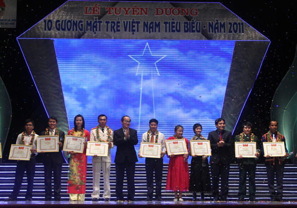 Phó Thủ tướng Nguyễn Thiện Nhân và anh Nguyễn Đắc Vinh - Bí thư thứ nhất T.Ư Đoàn trao giải thưởng cho các Gương mặt trẻ Việt Nam tiêu biểu 2011