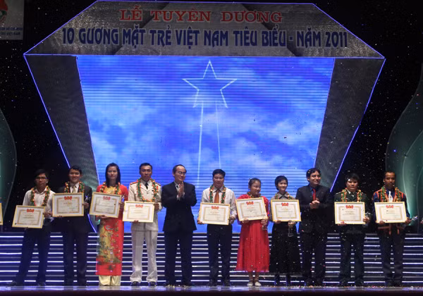 Phó Thủ tướng Nguyễn Thiện Nhân và anh Nguyễn Đắc Vinh - Bí thư thứ nhất T.Ư Đoàn trao giải thưởng cho các Gương mặt trẻ Việt Nam tiêu biểu 2011