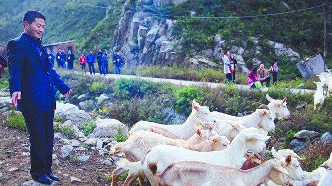 Ông Tưởng Vệ Tỏa tại trang trại của mình - Ảnh: Sohu.com