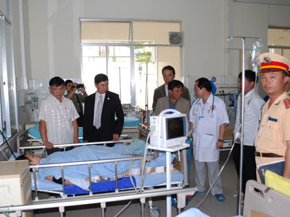 Lãnh đạo thành phố Đà Lạt đến thăm các nạn nhân đang bị thương tại bệnh viện. Lãnh đạo thành phố Đà Lạt đến thăm các nạn nhân đang bị thương tại bệnh viện
