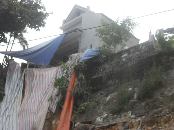 Nhà bà Xuyến giờ có nguy cơ đổ xuống vực bất kỳ lúc nào