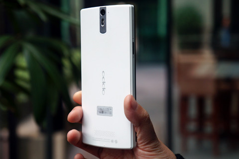 Thiết kế khá khác biệt so với iPhone của Apple hay Samsung Galaxy S3