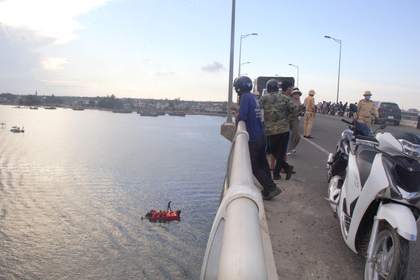 Lực lượng chức năng huyện Triệu Phong đang tiến hành tìm kiếm cô gái. Ảnh: S.H