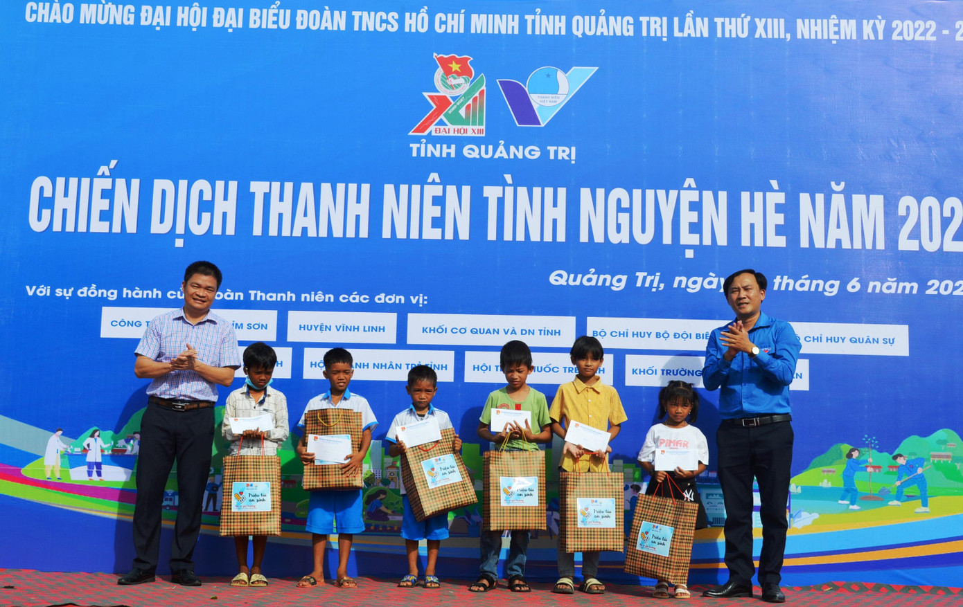 Tặng quà cho các học sinh nghèo vượt khó.