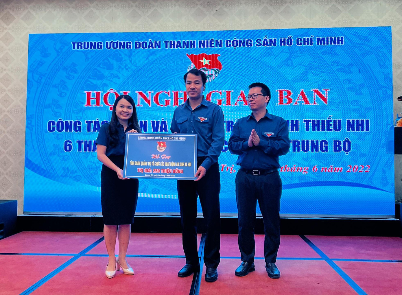 Anh Ngô Văn Cương-Bí thư Trung ương Đoàn, Chủ nhiệm Ủy ban Kiểm tra Trung ương Đoàn trao bảng tượng trưng hỗ trợ 250 triệu đồng cho chị Trần Thị Thu- Bí thư Tỉnh Đoàn, Chủ tịch Hội LHTN Việt Nam tỉnh Quảng Trị để tổ chức các hoạt động an sinh xã hội. Ảnh: Quang Hiệp.