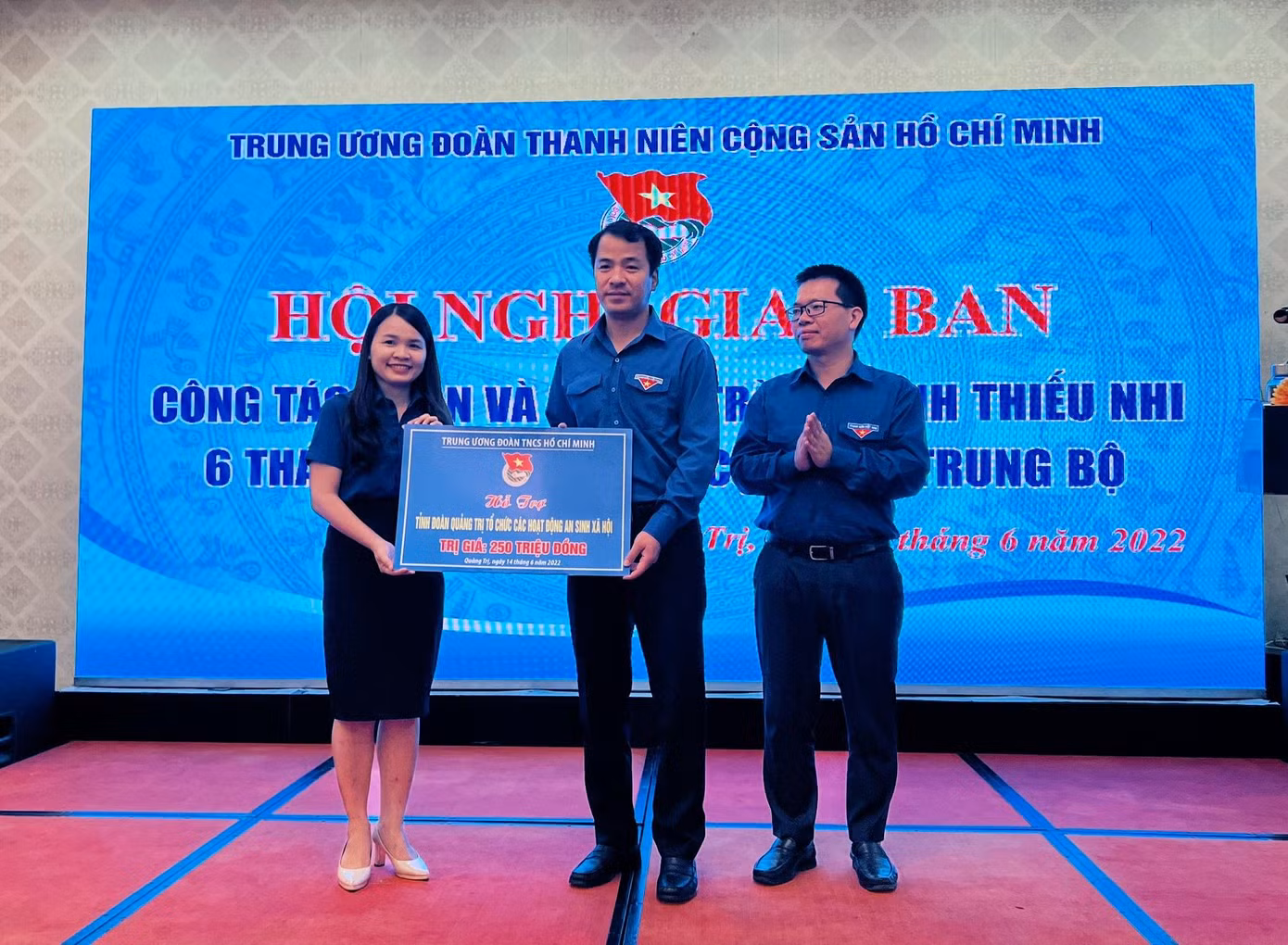 Anh Ngô Văn Cương-Bí thư Trung ương Đoàn, Chủ nhiệm Ủy ban Kiểm tra Trung ương Đoàn trao bảng tượng trưng hỗ trợ 250 triệu đồng cho chị Trần Thị Thu- Bí thư Tỉnh Đoàn, Chủ tịch Hội LHTN Việt Nam tỉnh Quảng Trị để tổ chức các hoạt động an sinh xã hội. Ảnh: Quang Hiệp.