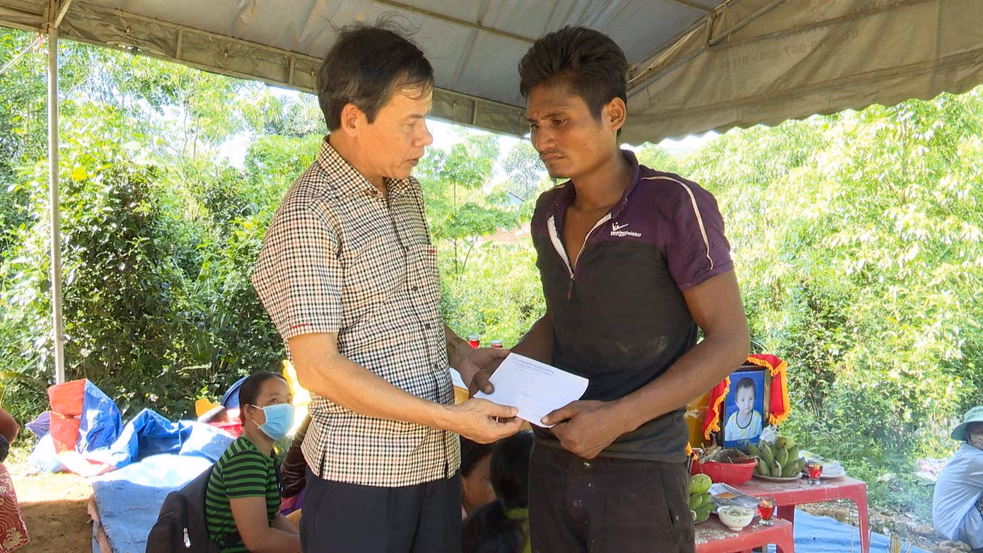 Lãnh đạo huyện Đakrông thăm hỏi, trao tiền hỗ trợ cho gia đình nạn nhân ở thôn xa Vi, xã Hướng Hiệp.